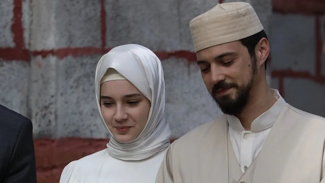 Kızıl Goncalar’ın yıldızı ekranlara geri dönüyor! Yalı Çapkını’nın yakışıklısı ile partner